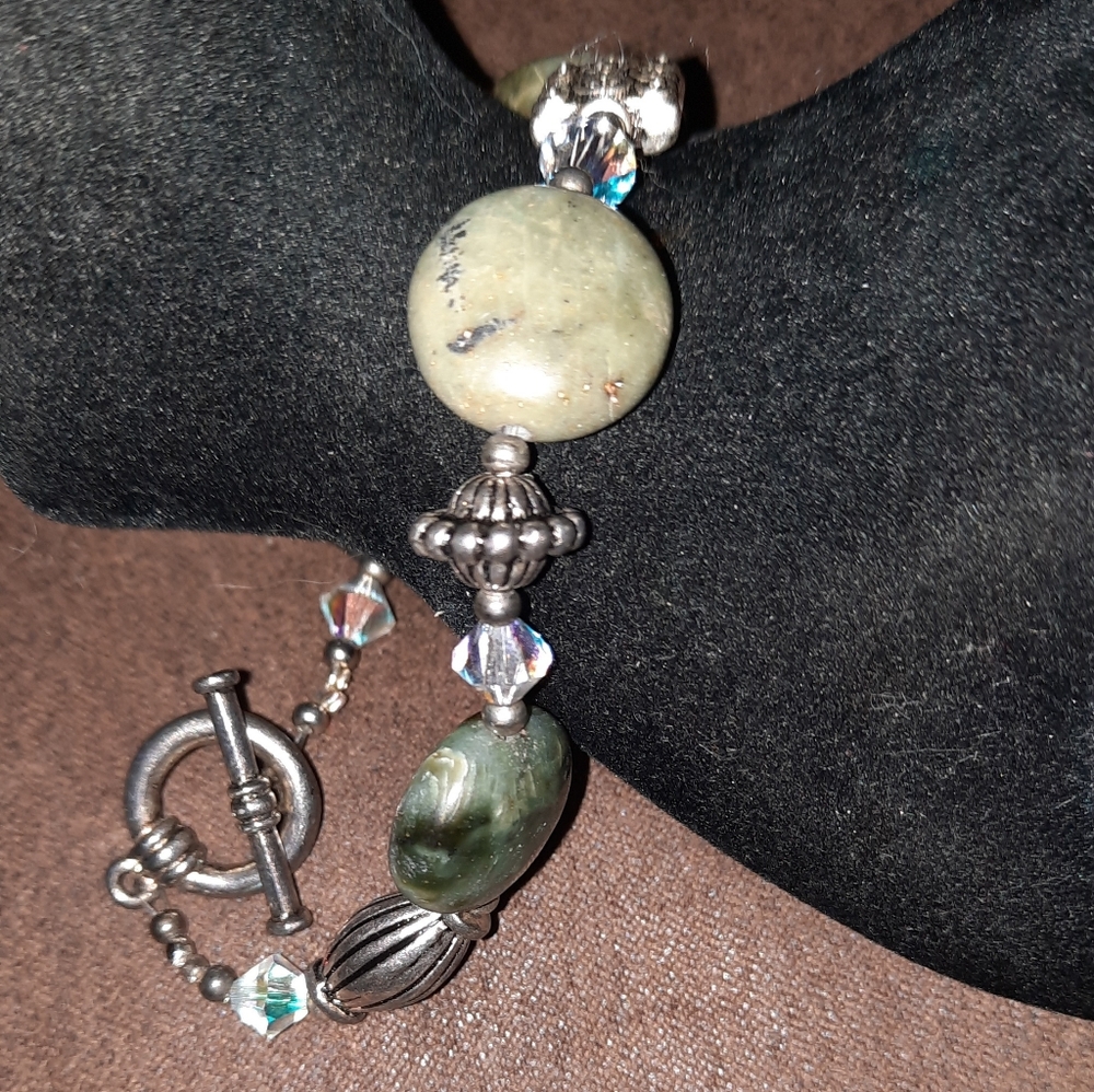 Green gemstone beaded bracelet silver plated toggle clasp and accents 8in